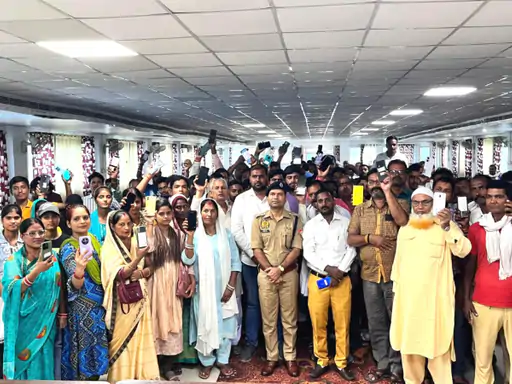 देवरिया पुलिस की बड़ी सफलता: 156 गुम मोबाइल ढूंढकर लौटाए, कीमत 16 लाख रुपये 2 Deoria News Image credit by : bhaskar.com